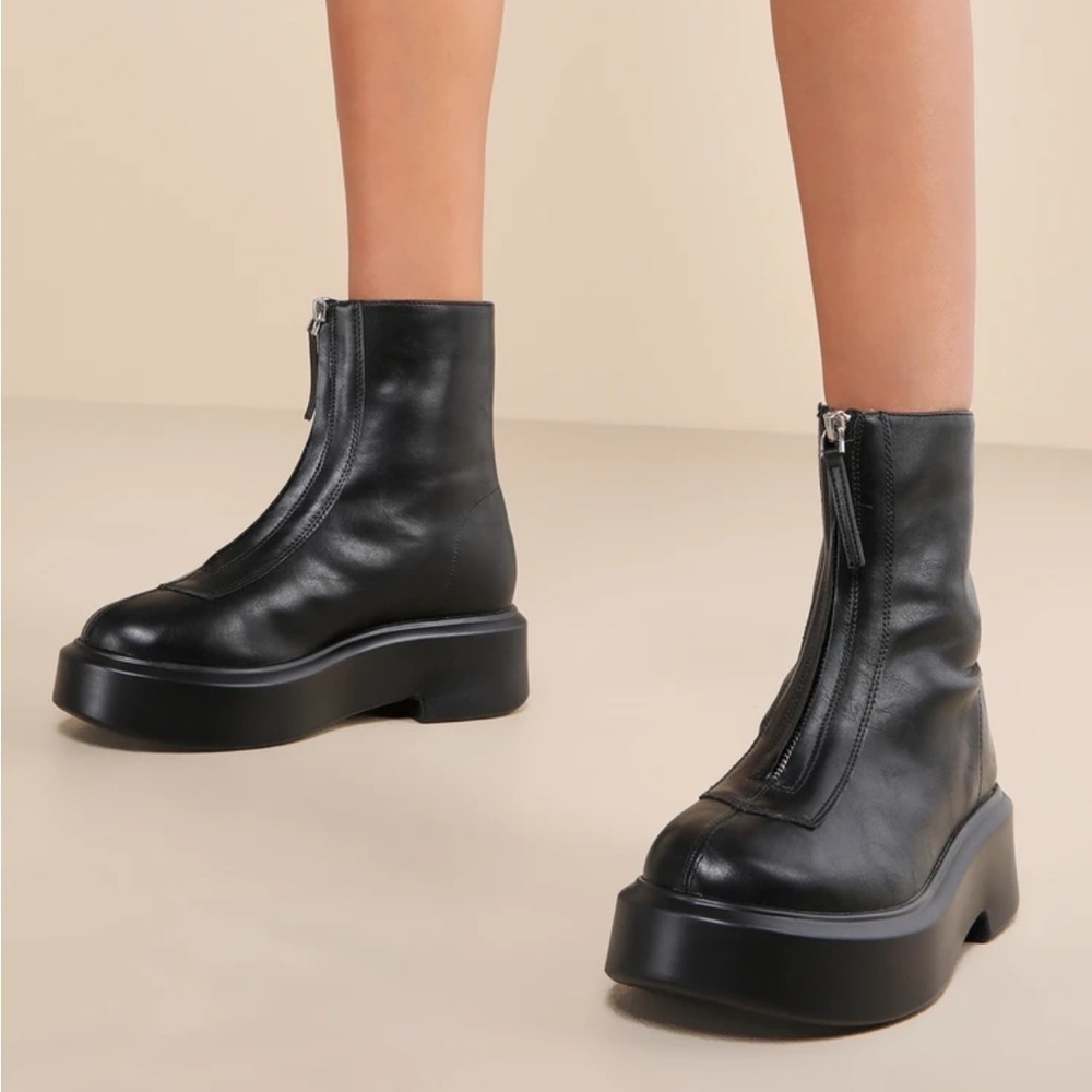 NWT Sleek Black Ankle Boots with Zipper Size 10